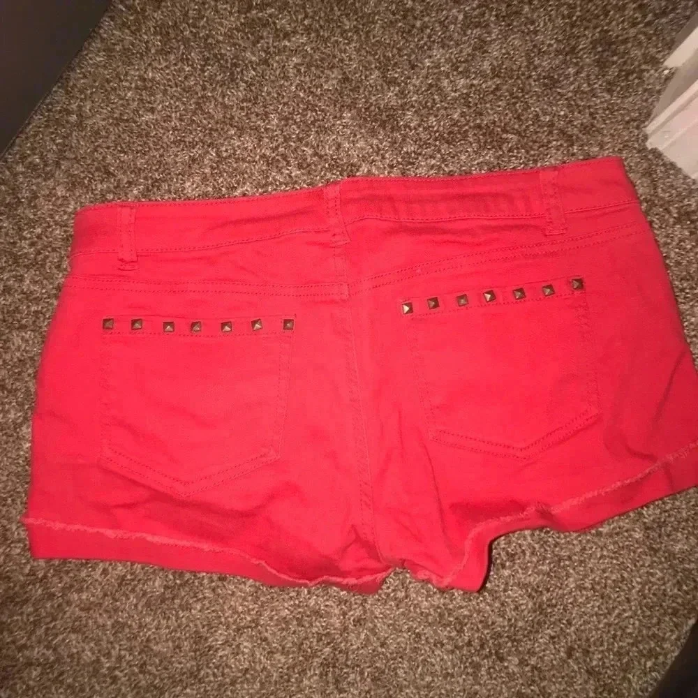 ✅Red studded jean shorts 🌟